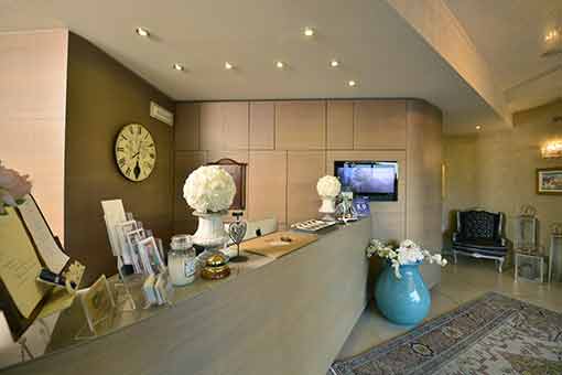 Hotel & Bar