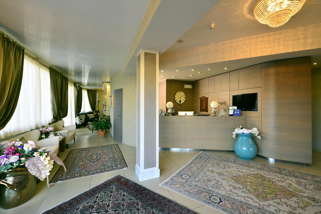 Hotel & Bar