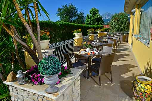 Hotel & Bar