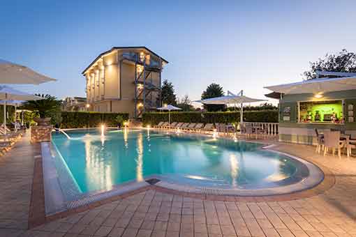 Hotel & Bar