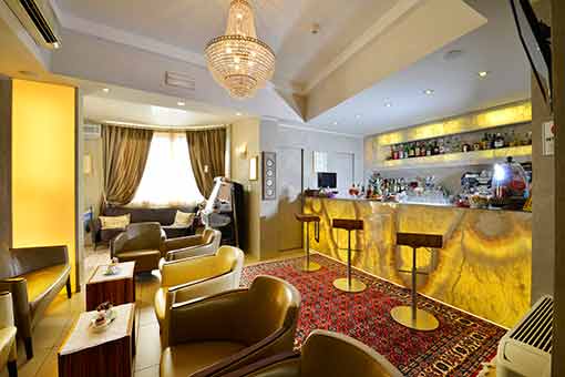 Hotel & Bar
